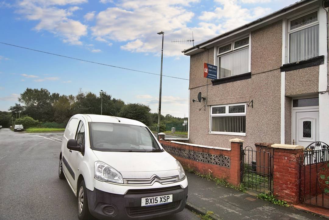 Leicester Square, Gelligaer, Henged,  Caerphilly CF82 8FH